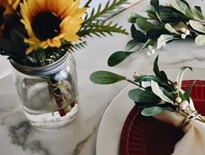 thanksgiving_sunflower_centerpiece_with_a_table_set_of_plates